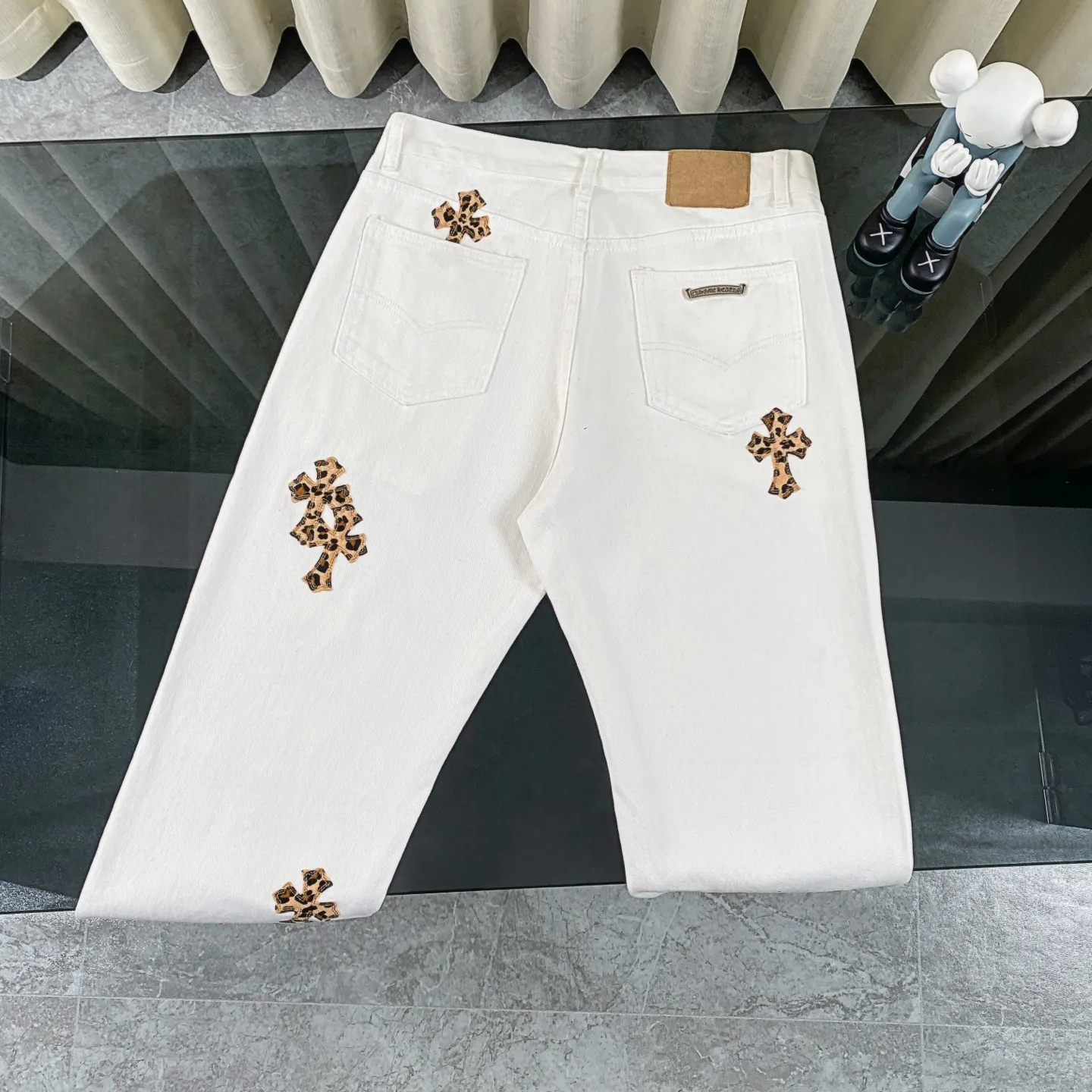 P240 CH Chromehearts Mattyboy graffiti painted leopard print cross patch leather white jeans, price 34W level, patchwork cross pattern embellishment, washed jeans! ! An absolutely high-end luxury product, a 1.9W-level god-level single product, a super popular product, made by top heavy industry, a magic weapon that cannot be missed! [About Zangyin] This is an extremely luxurious fashion brand that can also be called the aristocracy of the high street. It has always been an exclusive brand for some hipsters or rich second generations. Compared with ordinary high streets, it is more luxurious and noble. Compared with luxury brands, it is more fashionable and individual. It has always been a brand that I have a special liking for. [Top heavy industry fashion design] Consistently high-street luxury style. Speaking of this style, the Zangyin family and GU family are definitely the leading representative brands. Especially the Zangyin family has really achieved a state-of-the-art effect in creating high-street style. The unique washed material is used to create this style. The color system is already quite eye-catching. After it is decorated with patchwork cross flowers, it cleverly highlights the charm of the brand. Secondly, this style uses classic The high-waist cutting design highlights the long legs and fashionable temperament of the upper body. The brand is highly recognizable and the slim fit configuration is more suitable for daily wear. It is a product that interprets personality, fashion, and specifications at a glance. This single product is enough to make any fan excited. It can be a white T-shirt for a youthful college style, or a tight suspender for a royal style. It has strong matching ability and can be easily controlled by men.  [Materials and craftsmanship] Needless to say, this point goes without saying. As an excellent craftsman brand, Zangyin’s requirements for details and craftsmanship are really perfect. The washed color of this model has gone through so many processes, not to mention the embellishment of denim appliques. It is also purely hand-made and sewn. Just like what they believe in, only hand-made things have soul and have the meaning of wear. A top-notch heavy-duty fashionable denim item, I look forward to your perfect interpretation! !  Color: white Size: 28-34